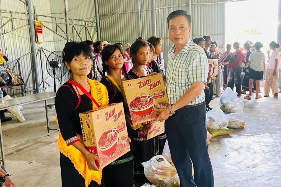 Trao quà tổng trị giá 465 triệu đồng cho trẻ em và đồng bào vùng khó khăn